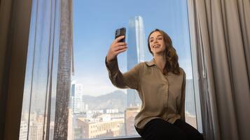 Minibar, brankas, meja kerja, dan ruang kerja ramah laptop