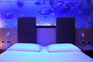 标准双人房(单人入住) | 高档床上用品、迷你吧、客房内保险箱、办公桌