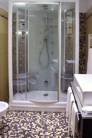 Business Double or Twin Room | Bathroom | Jetted tub, free toiletries, hair dryer, slippers - Orange Motel (Vergiate)