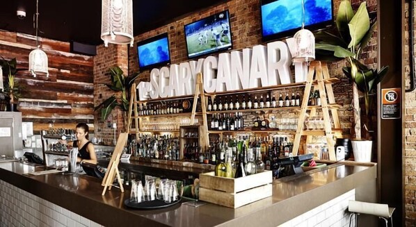 Melayani sarapan, makan siang, dan makan malam