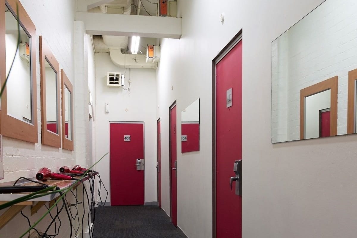 Dortoir Partagé, femmes uniquement, salle de bains commune
