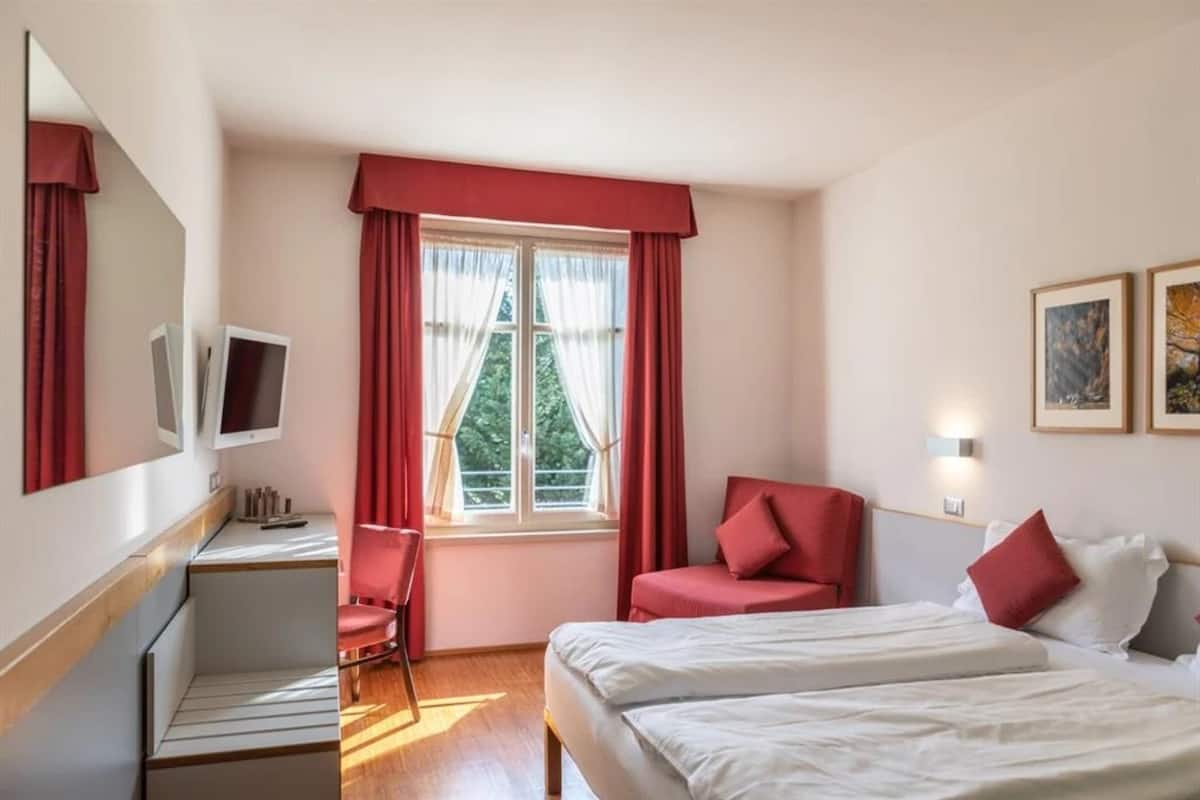 Ropa de cama hipoalergénica y minibar 