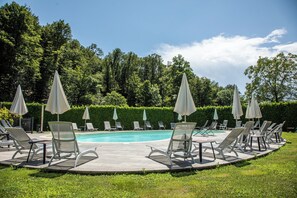 Outdoor pool, pool umbrellas, sun loungers - Hotel Cortese (Armeno)
