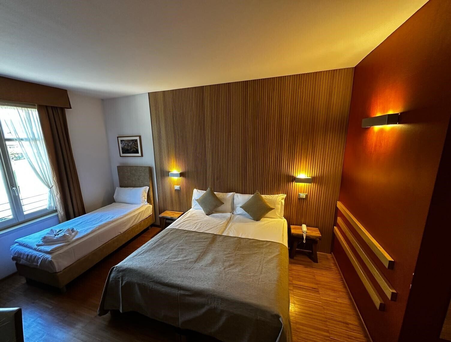 Quarto triplo standard | Roupas de cama antialérgicas, frigobar, cofres nos quartos, escrivaninha