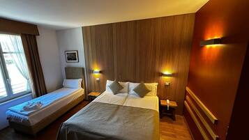 Kolmen hengen standard-huone | Allergiatestatut vuodevaatteet, minibaari, tallelokero huoneessa