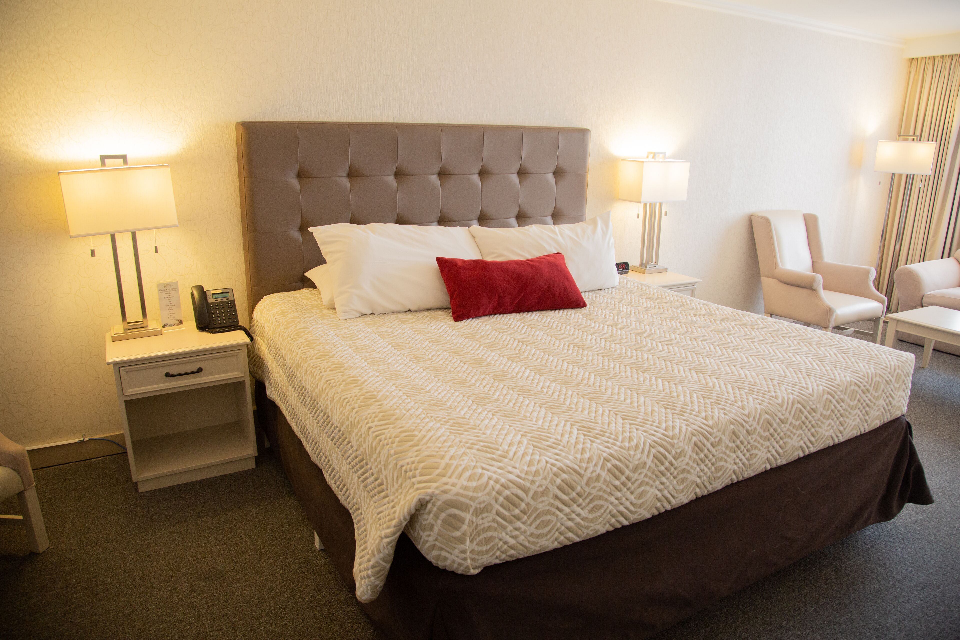 Minibar, caja de seguridad en la habitación, wifi gratis y ropa de cama 