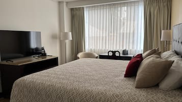 Minibar, caja de seguridad en la habitaciĂłn, wifi gratis y ropa de cama