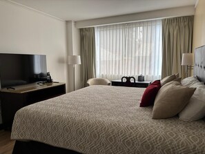 Een minibar, een kluis op de kamer, gratis wifi, beddengoed
