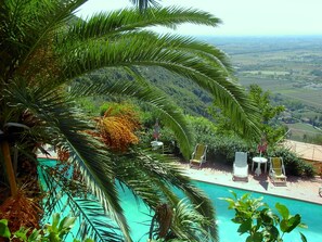 Piscina a l'aire lliure i gandules