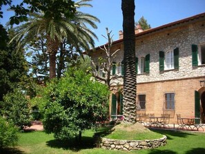 المنطقة المحيطة بالمنشأة