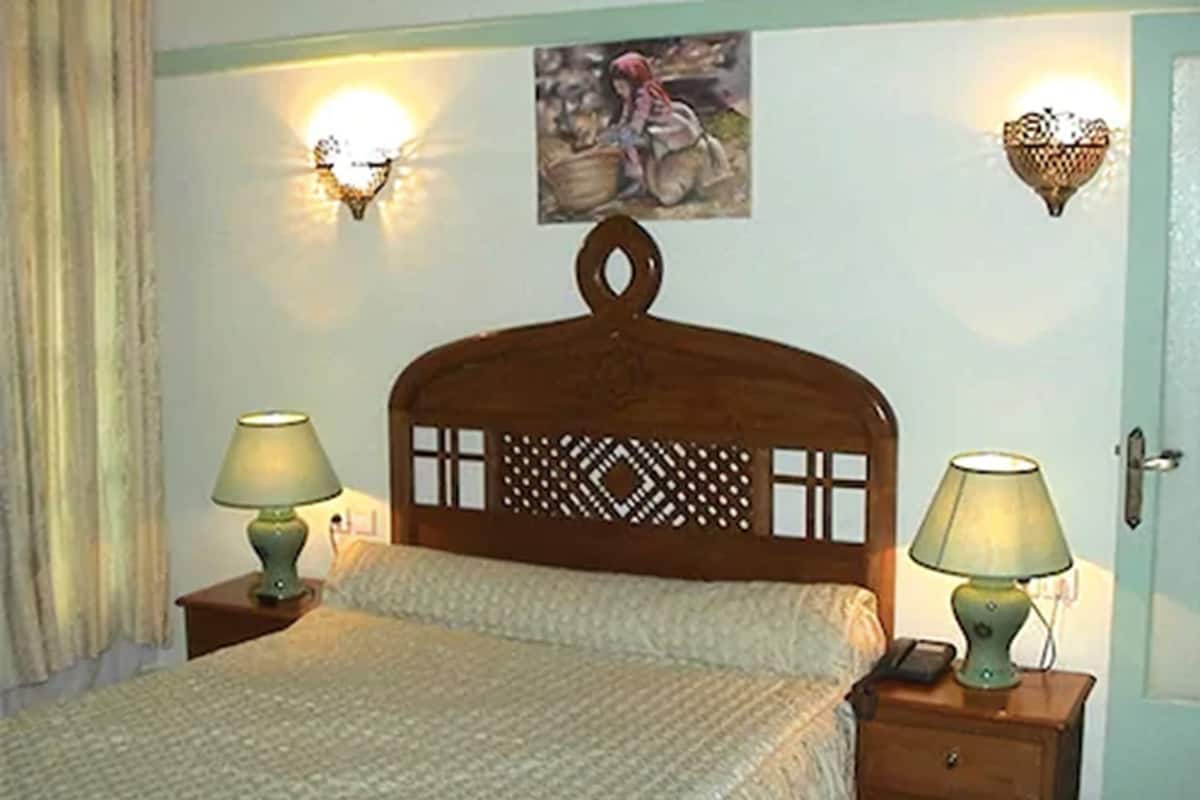 Single Room | Premium bedding, blackout curtains, free cots/infant beds, rollaway beds