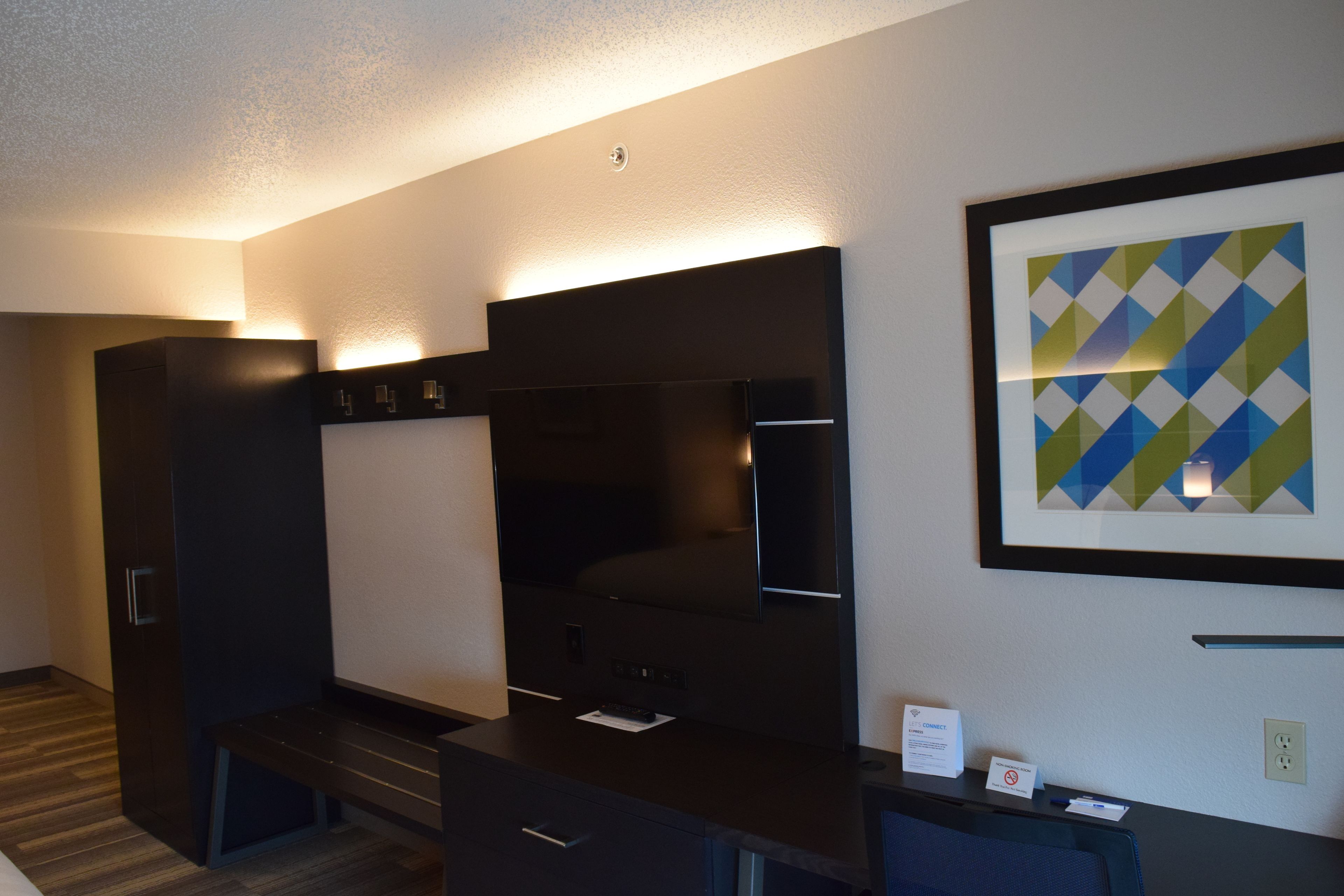 Suite, 1 King Bed with Sofa bed | Desk, laptop workspace, blackout curtains, iron/ironing board