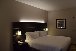 スタンダード ルーム キングベッド 1 台 バリアフリー (Communications, Mobil, Roll-In Shower) | デスク、ノートパソコン用作業スペース、遮光カーテン、アイロン / アイロン台