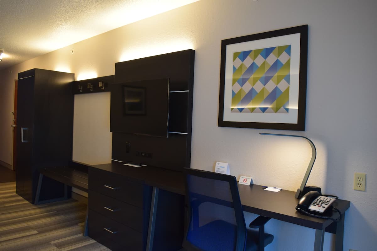 Escritorio, espacio para trabajar con laptop y cortinas blackout