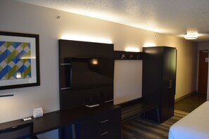 A hotel room with a bed, a desk with a computer, a TV, and a wardrobe. - Holiday Inn Express Hotel & Suites Sparta by IHG (Sparta)