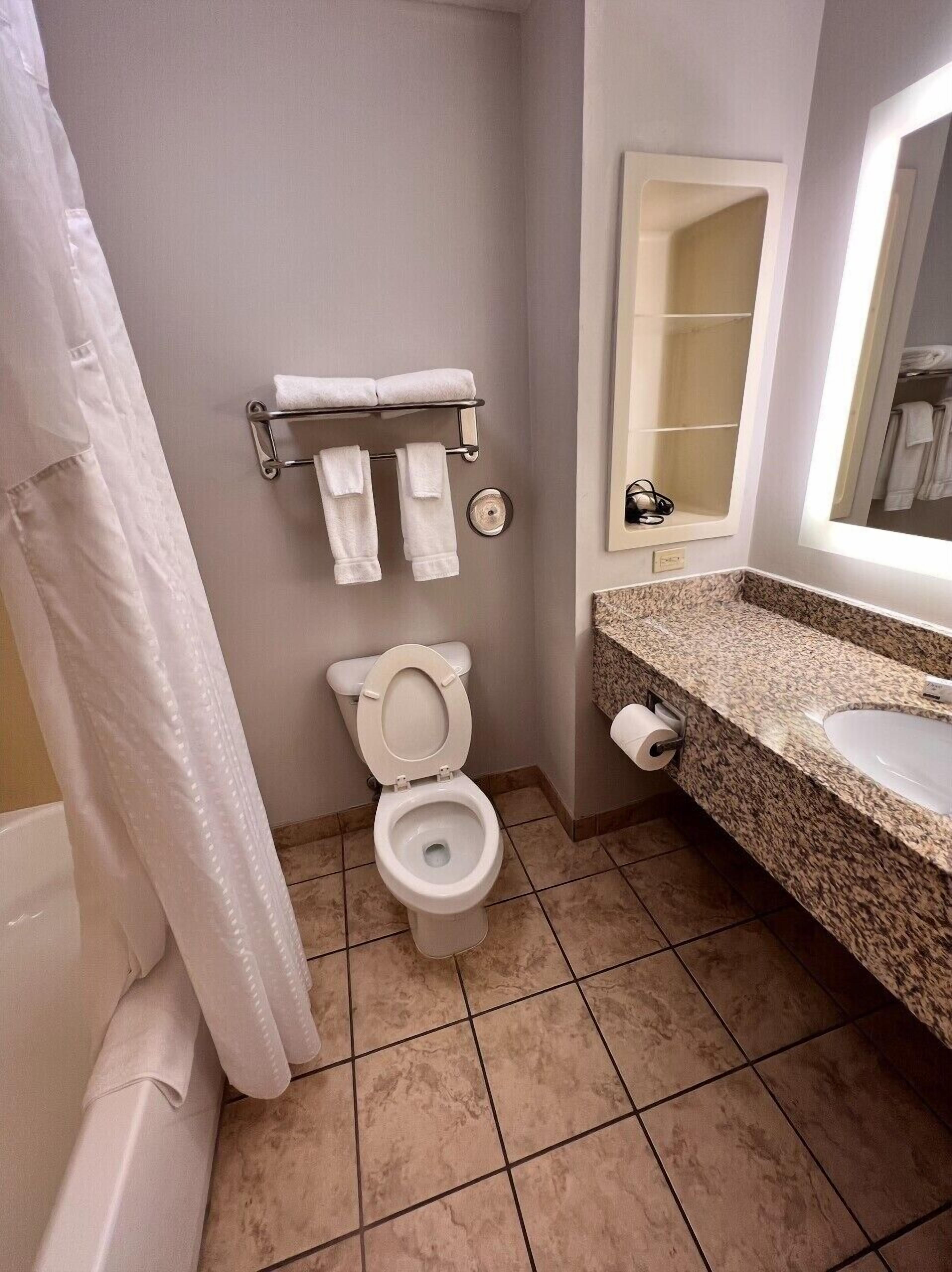 standard room | bathroom | combined shower/bathtub, hair dryer, towels