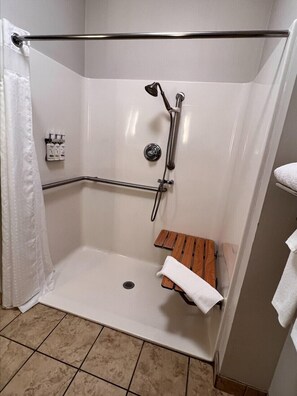 Suite, 1 très grand lit et 1 canapé-lit (Mobility, Accessible Tub) | Salle de bain