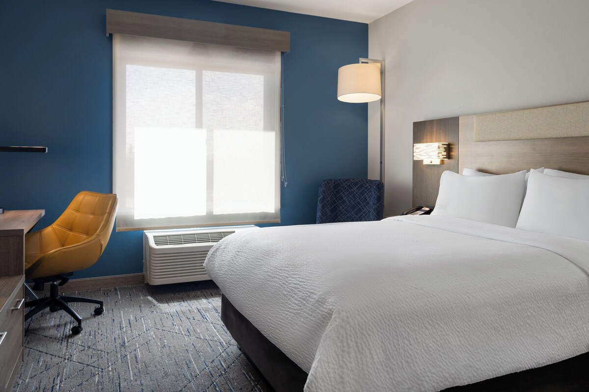 Standard Room, 1 Queen Bed | Pillowtop beds, in-room safe, desk, laptop workspace