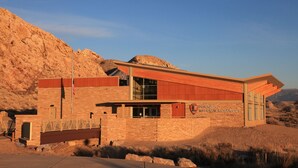 Ein Gebäude mit dem Schild "Dinosaur National Monument".