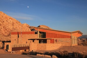 Ein Gebäude mit dem Schild "Dinosaur National Monument".