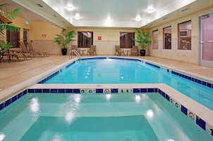 Una piscina techada, sillones reclinables de piscina