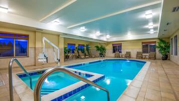 Indoor pool, sun loungers