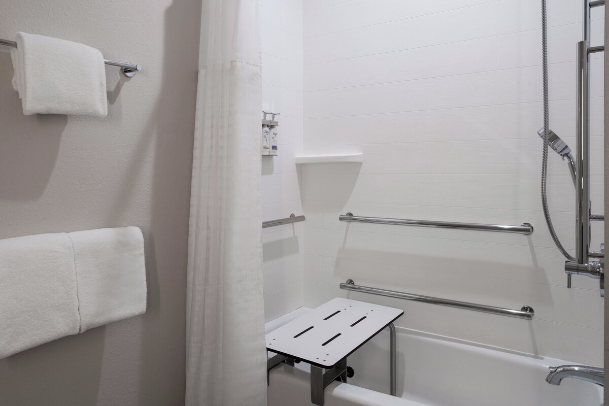 Standard Room, 2 Queen Beds, Accessible Bathtub (Mobility) | Room amenity
