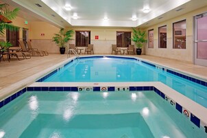 Piscina interna, espreguiçadeiras