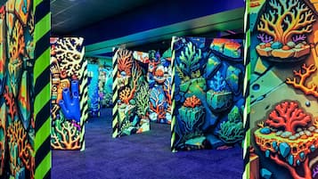 Un pasillo con arte mural vibrante y colorido que representa escenas submarinas.