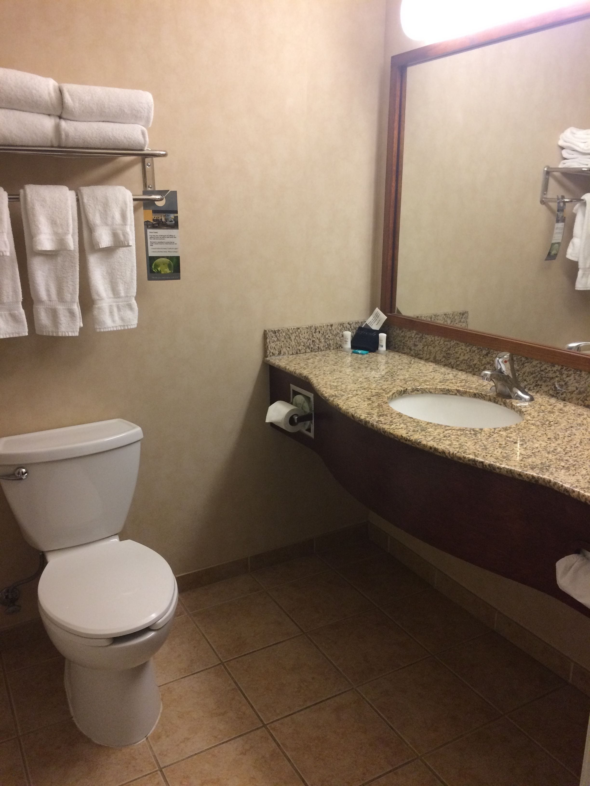 Dusj, toalettartikler (inkludert), hårføner og håndklær