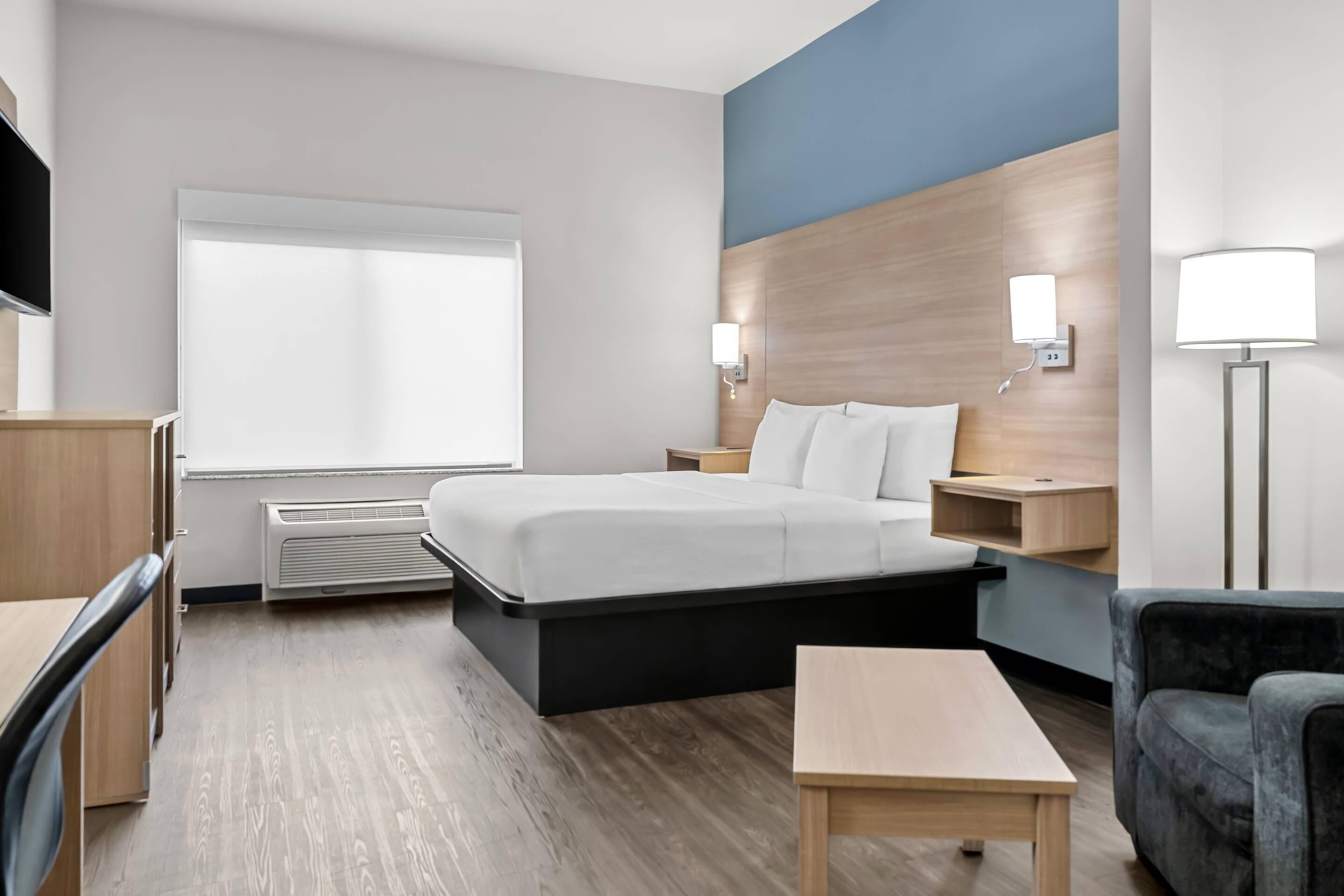 Skrivebord, strykejern/-brett, wi-fi (inkludert) og vekkerklokke