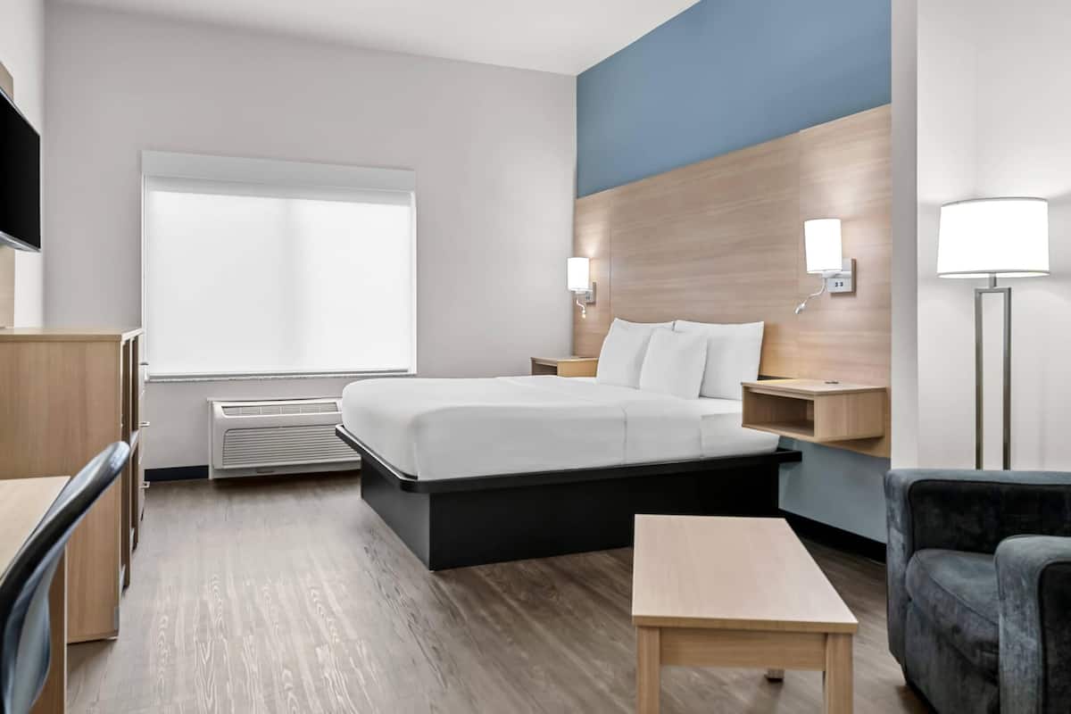 Skrivebord, strykejern/-brett, wi-fi (inkludert) og vekkerklokke