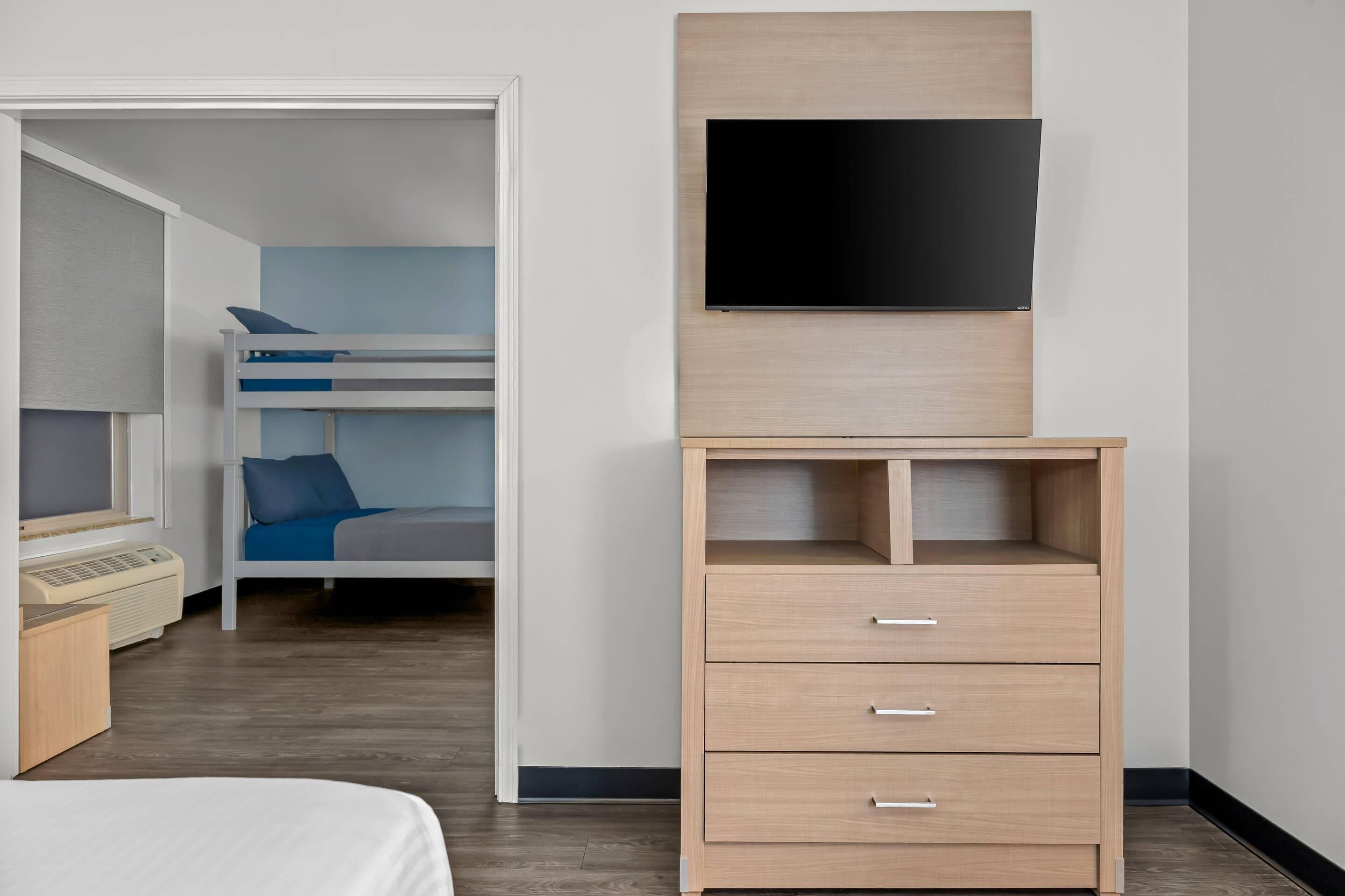 مكتب ومكواة/لوح كي وواي فاي مجانًا ومُنبهات