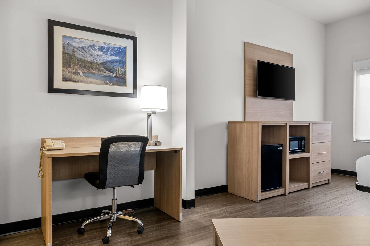 Desk, iron/ironing board, free WiFi, alarm clocks
