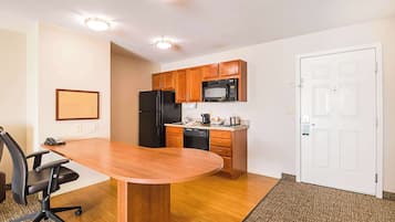 Escritorio, espacio para trabajar con laptop y wifi gratis