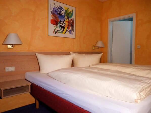 Laptopgeeigneter Arbeitsplatz, kostenlose Babybetten, Zustellbetten