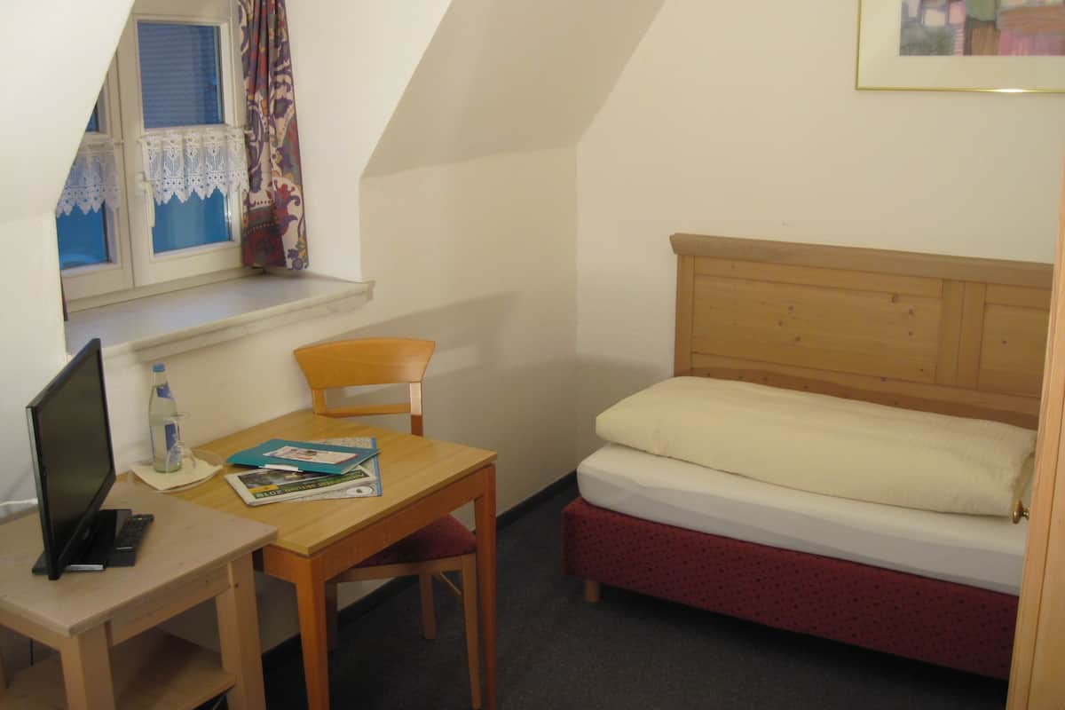 Single Room | Laptop workspace, free cots/infant beds, rollaway beds, WiFi