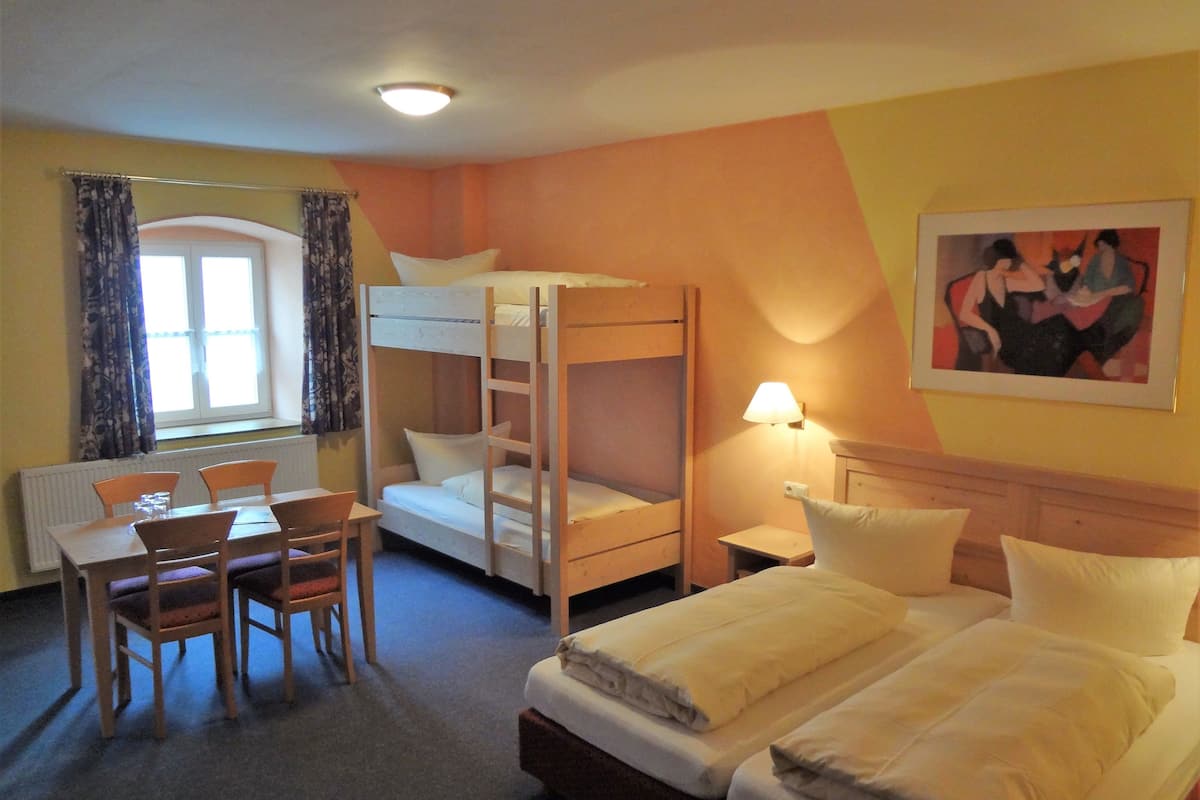 Quadruple Room | Laptop workspace, free cots/infant beds, rollaway beds, WiFi