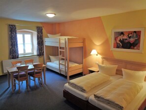 Laptop workspace, free cots/infant beds, rollaway beds, WiFi - Gasthaus zum Schlosswirt (Dietfurt)
