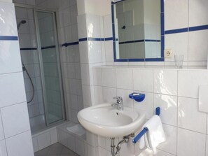 Dusche, kostenlose Toilettenartikel, Haartrockner