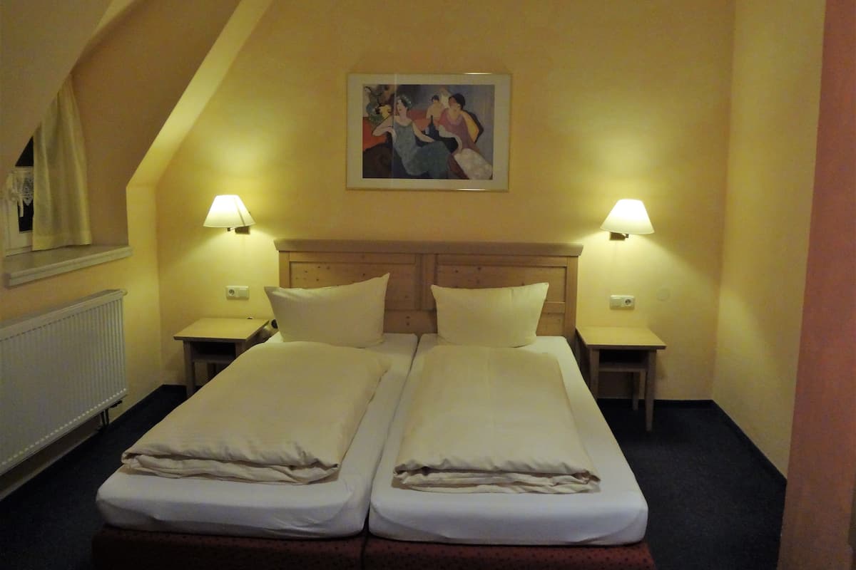 Double Room | Laptop workspace, free cots/infant beds, rollaway beds, WiFi