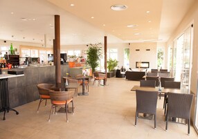 2 restaurantes; se sirve cocina internacional 