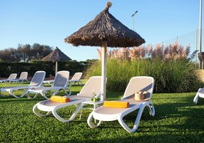 Piscina externa, guarda-sóis, espreguiçadeiras