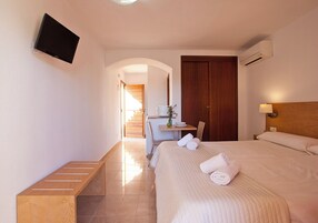 Estudio | Caja fuerte, escritorio, tabla de planchar con plancha y ropa de cama