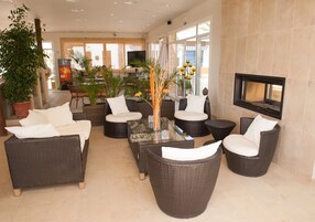 2 restaurantes; se sirve cocina internacional 