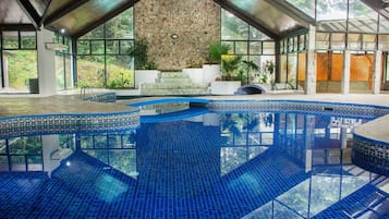 Piscine couverte, accès possible de 08 h 00 à 22 h 00, chaises longues
