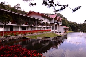 Situated by the water, this hotel offers stunning views and a tranquil atmosphere.