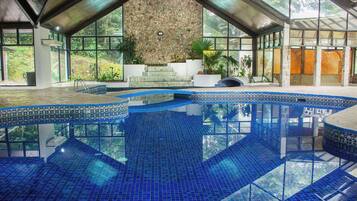 Alberca techada, acceso de 08:00 a 22:00, y camastros