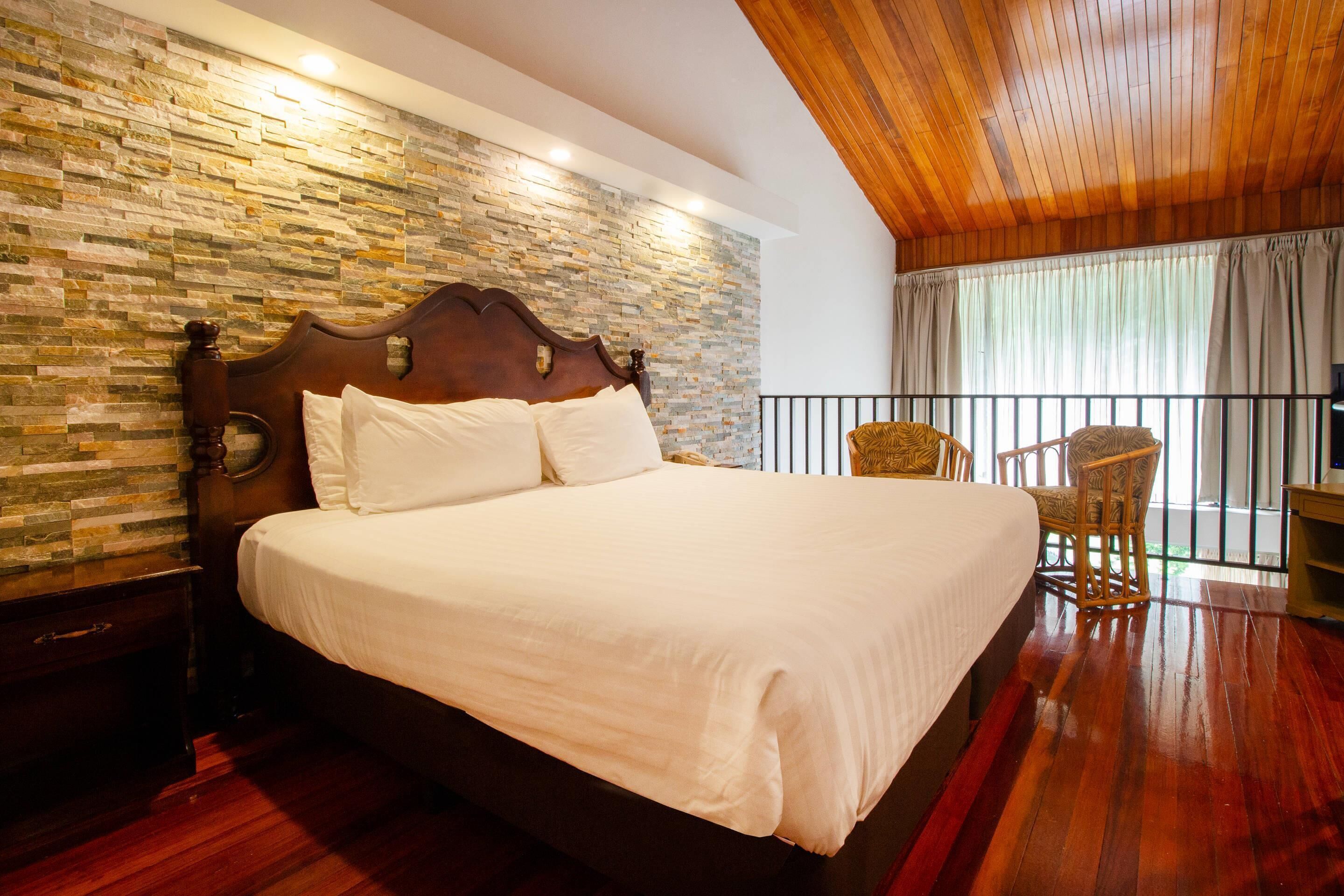 1 King Bed, 2 Level Room, Studio Suite