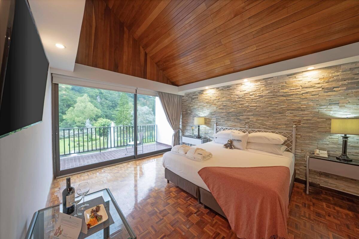 1 King Bed, Suite, Balcony
